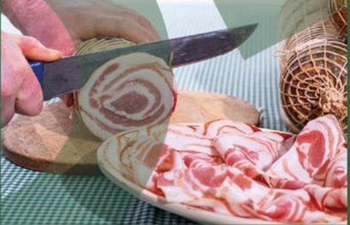 Pancette arrotolate con fette sul piatto