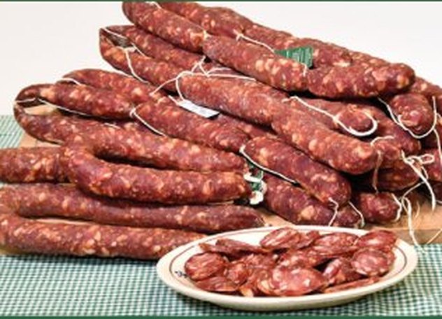 Mucchio di salsicce picernesi stagionate