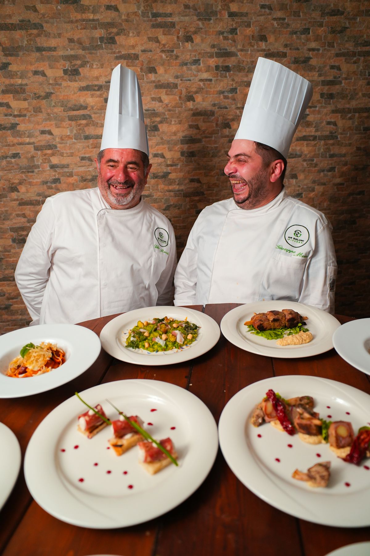 Gli chef con i piatti delle ricette GR Salumi