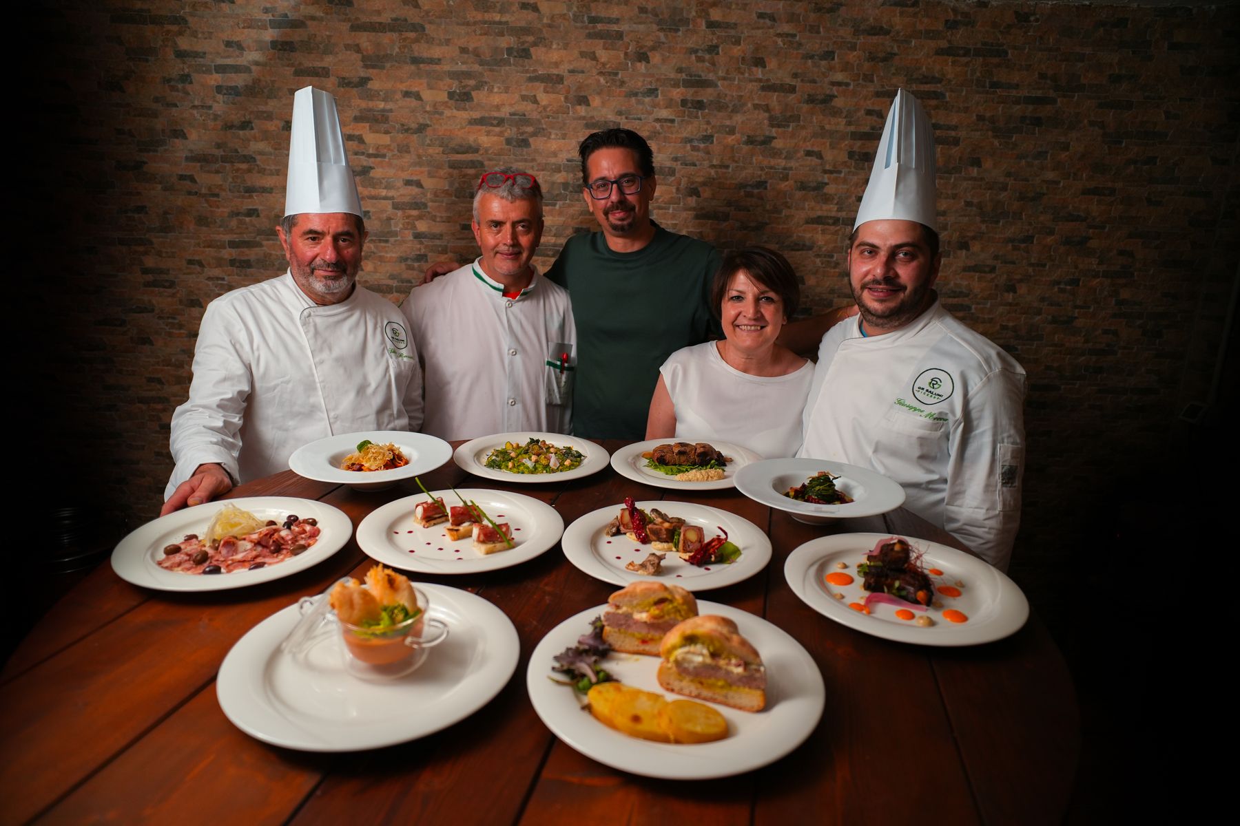 Il tavolo completo delle ricette con la squadra