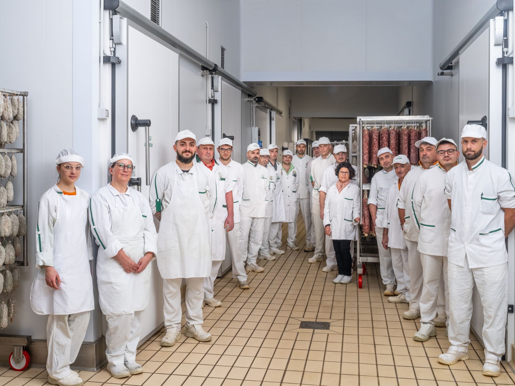 Tutta la squadra GR Salumi riunita nello stabilimento